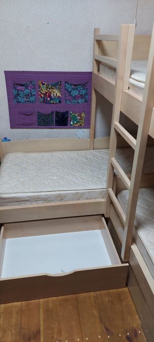Кровать двохярусну, тримісну, дерев'яну.