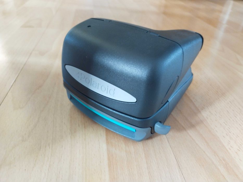 Polaroid 600 z dołączoną baterią