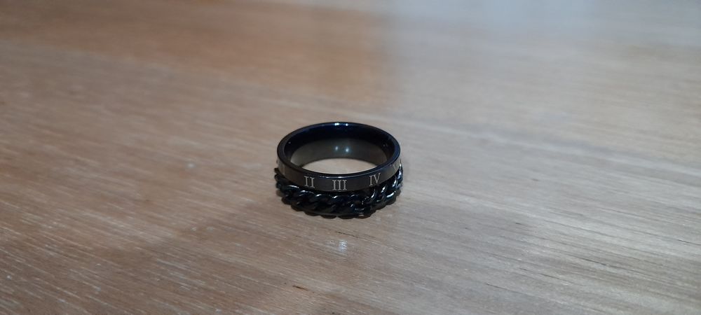 Anel Preto com números romanos e corrente