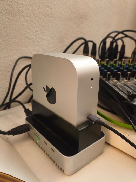 Macmini M4 - 16gb/256 + Stand and dock Qwiizlab com armazenamento ssd