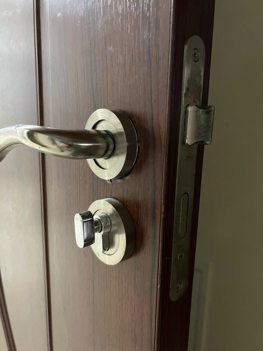 Двері з замком в ідеальному стані