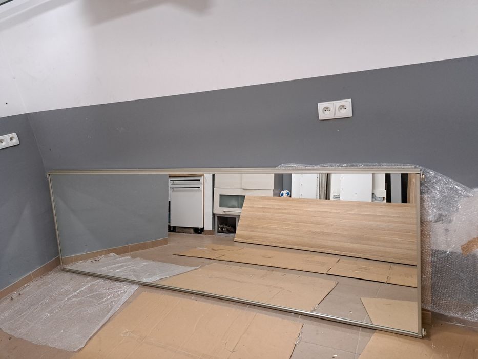 Drzwi szafy przesuwnej wraz z obramowaniem i szynami