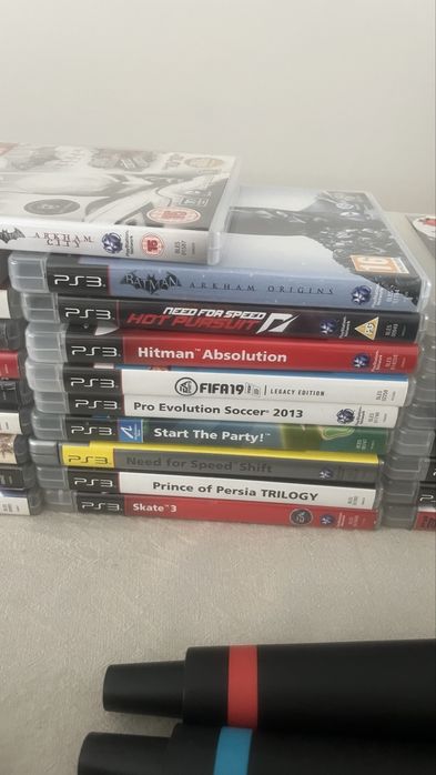 Ps3 com comandos, microfone e varios jogos