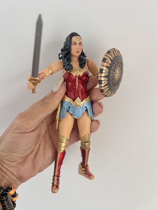 Figura Wonder Woman DC – articulada – completa com caixa