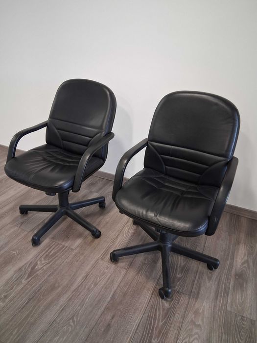 ID 61 - Vendo Cadeira escritório ergonómica com rodas com braços