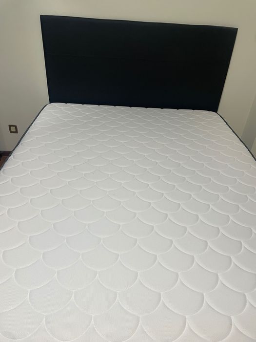 Cama de casal com arrumo