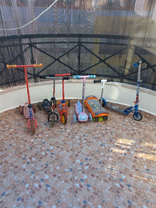 Varias trotinetes,de criança