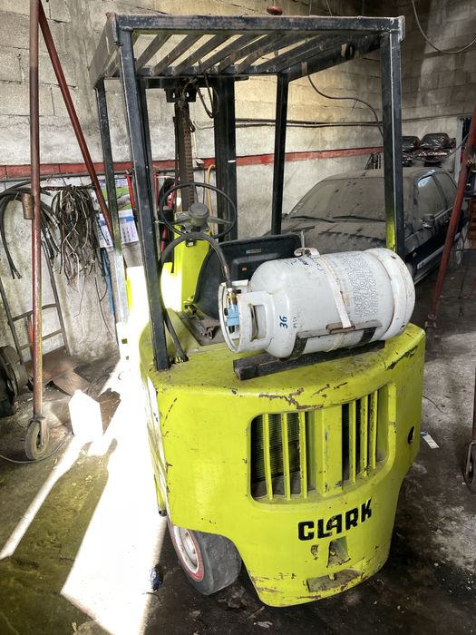 Empilhador a Gás Clark 1.500kg