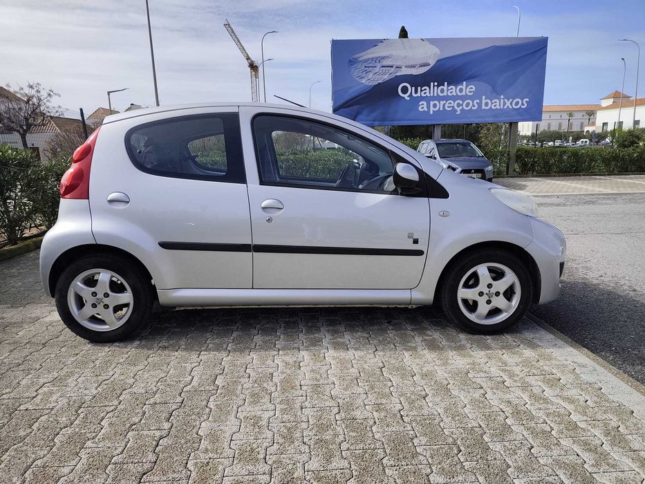 Peugeot 107  Black & Silver 2010 Nacional  87 mil km revisões origem