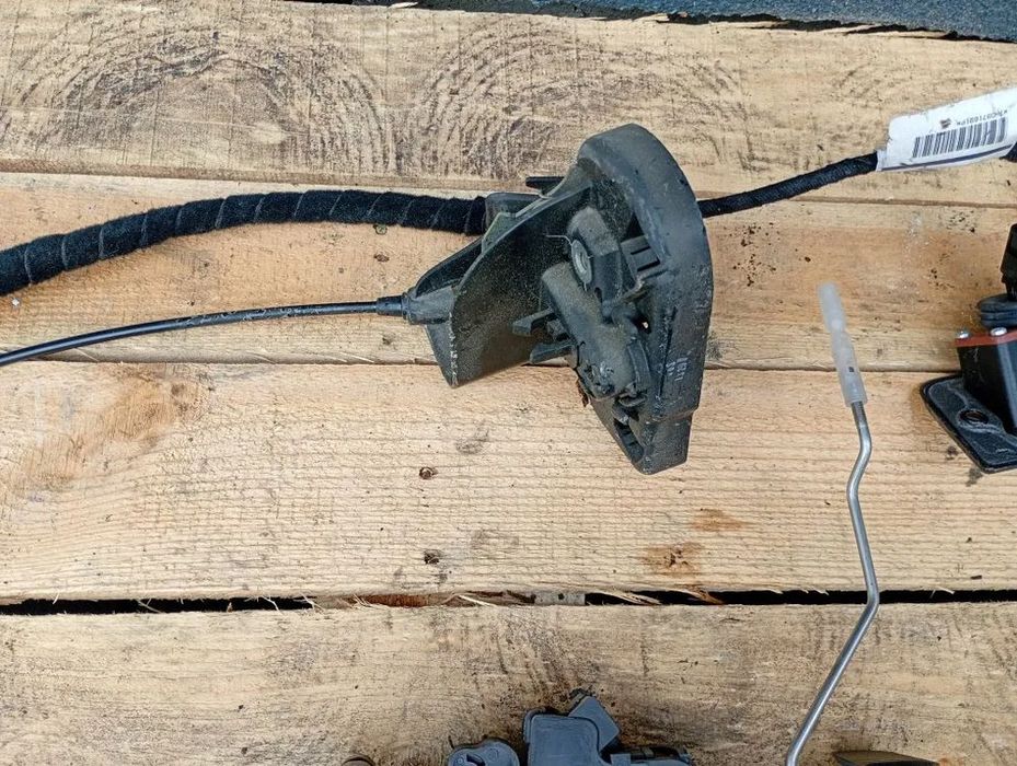 zamek lewy drzwi przesuwnych stycznik vw transporter t5 2003-2009 7h08