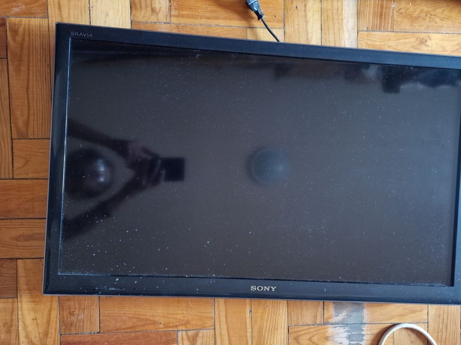 Vendo TV LCD SONY 32" com avaria +Comando e Suporte de Parede