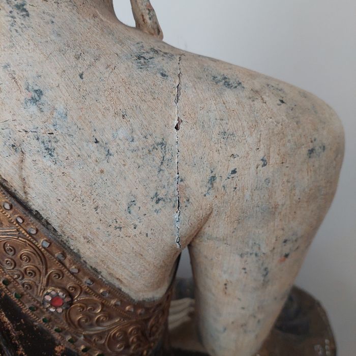 Buda em madeira maciça, antigo e mesas para altar