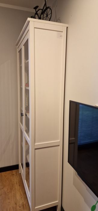 Biała witryna IKEA HEMNES – lite drewno