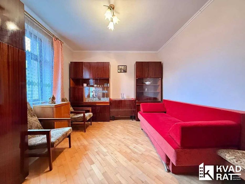 Особняк з гаражем біля ТЦ Арсен та Епіцентру