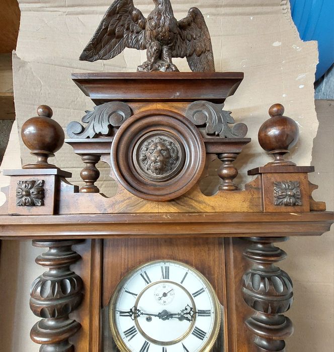 Piękny wagowy zegar.