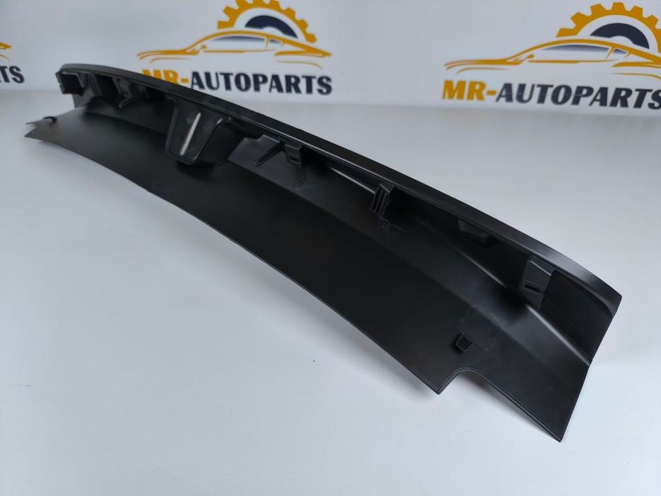 Накладка отвору заднього багажника Tesla Model 3 1086315-00-E