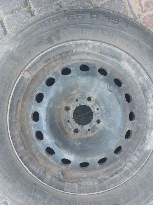 Koła opony zimowe na felgach stalowych 195.65.15 Bridg