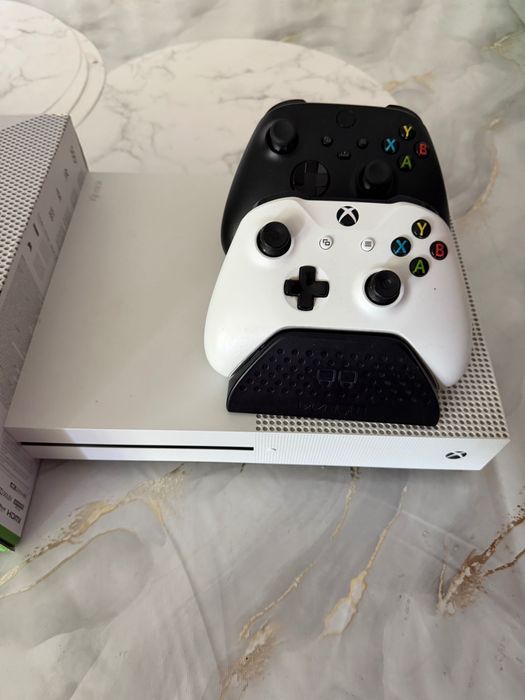 Xbox one +2 pady ze stacją ładująca i 27 gier