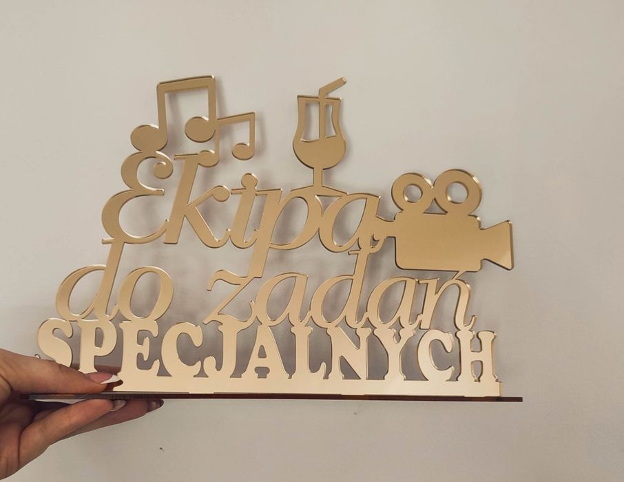Złoty napis ekipa specjalna pleksa