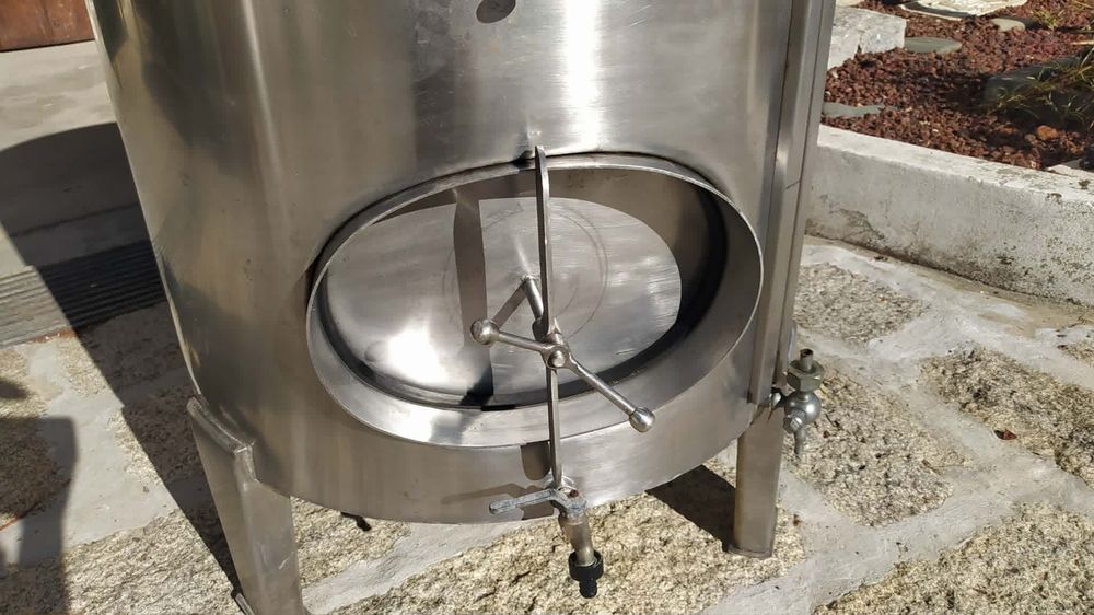 Cubas de inox para fazer vinho