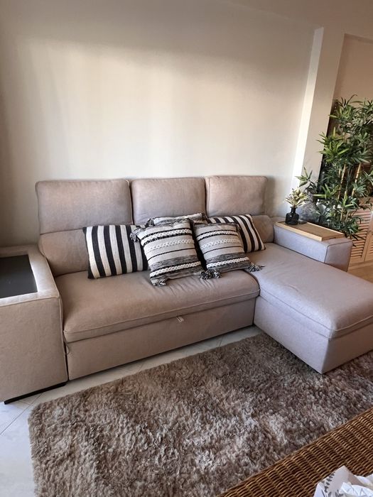 Sofá chaise-long Conforama com arrumação