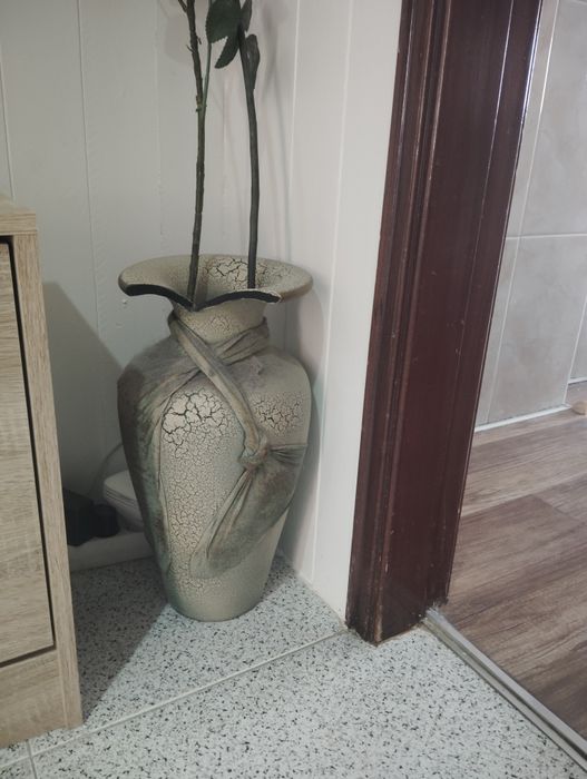 Jarra grande com flores roxas