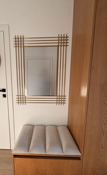 Lustro ze złotą ramą