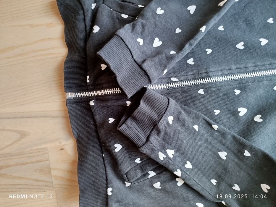 Czarna bawełniana bluza zasuwana białe serca serduszka H&M 110/116
