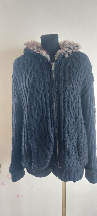 Sweter damski z kapturem