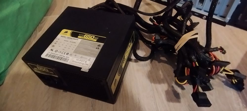 Fonte Corsair TX650W - Série Enthusiast (650W Reais)
