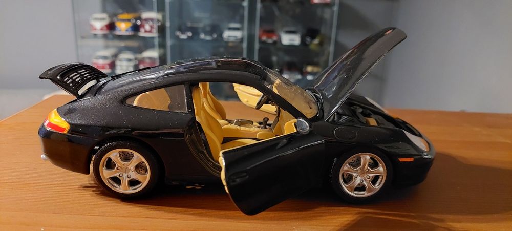 Model 1:18 Porsche 911 Carrera Bburago