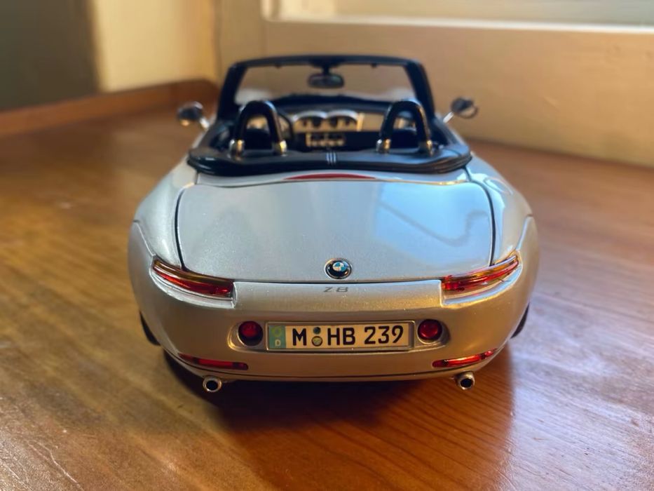 Carro miniatura BMW Z8 descapotável - Maisto - Escala 1/18