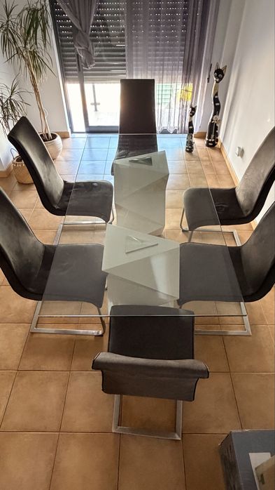 Mesa de jantar e 6 cadeiras