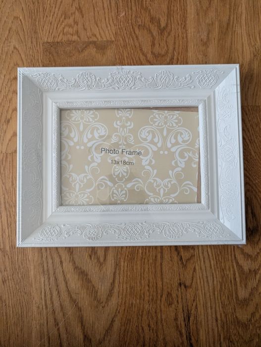 Nowa, biała ramka na zdjęcia z przepięknym wzorem 13x18 cm