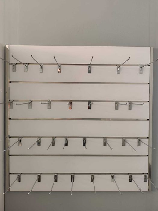 Expositor com grampos