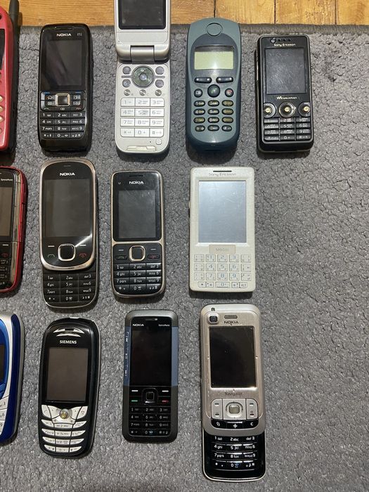 Лот мобильних телефонів