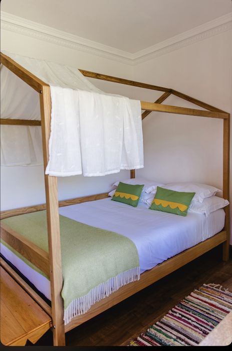 Cama de casal 1,40 × 2,00 m em madeira estilo casinha/dossel + colchão e estrado