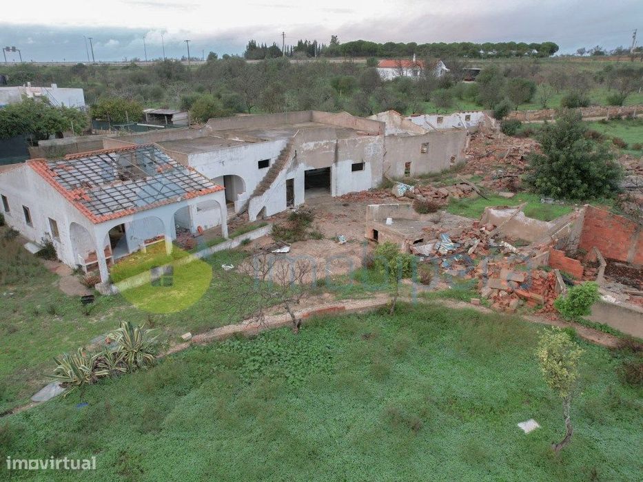 Moradia para remodelar em Lagoa num lote com 6770m2