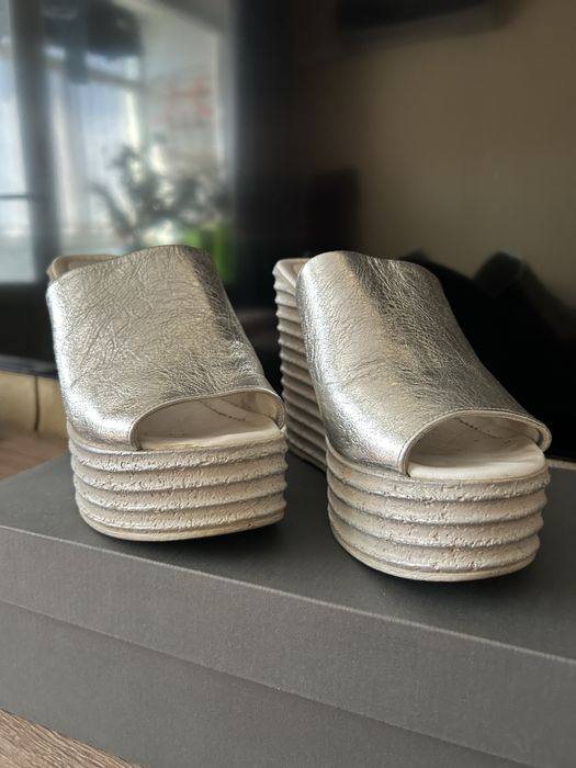 Продам босоножки шлепки на платформе кожа серебро женские