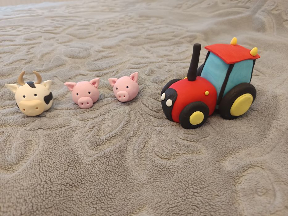 Ozdoby na tort z masy cukrowej - traktor i zwierzęta