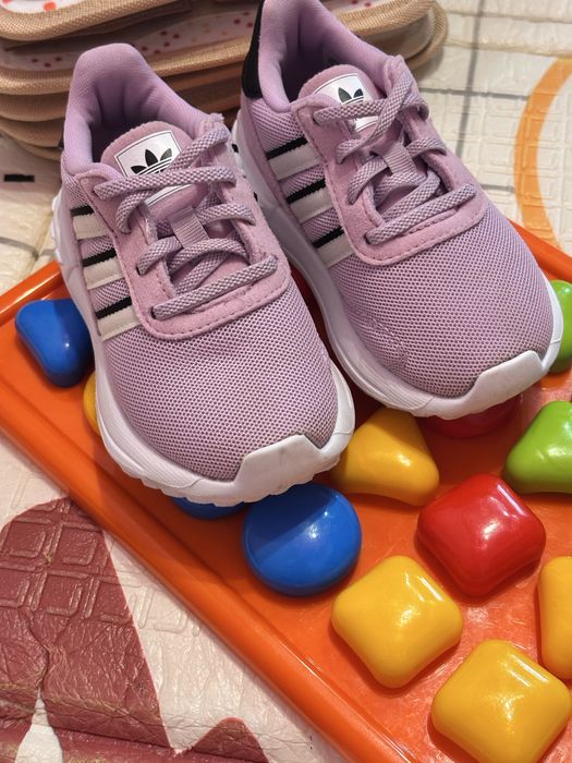 Оригінальні дитячі кросівки Adidas для дівчинки, бузкові
