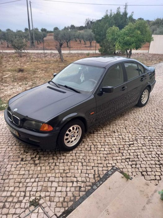Carro com alguns afazeres bom de motor