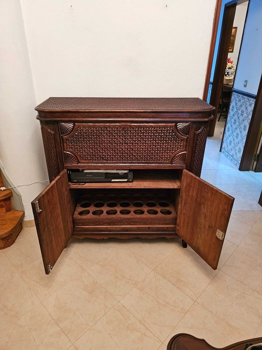 Móvel Bar Antigo em Madeira Maciça, original de Macau