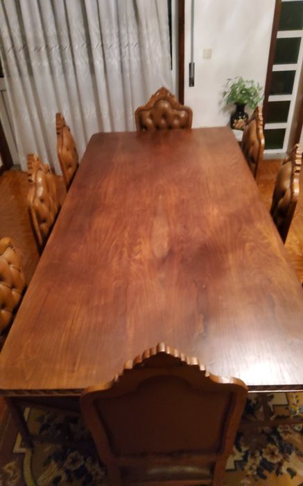 Mesa de jantar , com 8 cadeira, em castanho.