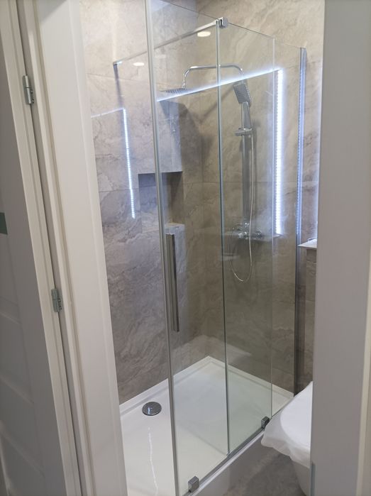 Sprzedam nowy prysznic plus nowy stolik zloty