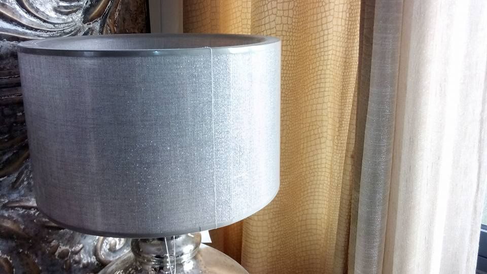 2 candeeiros novos com abajours brilhantes e acessorios penas