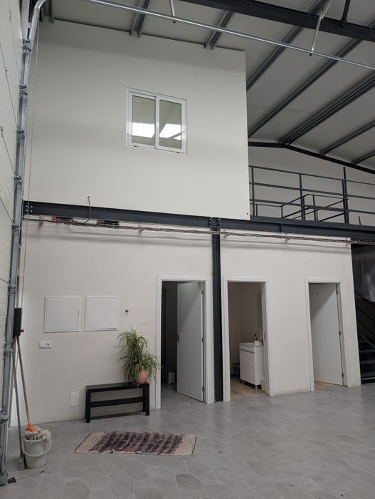 Pavilhão para arrendamento na zona da Pousa, Barcelos, com 150m2