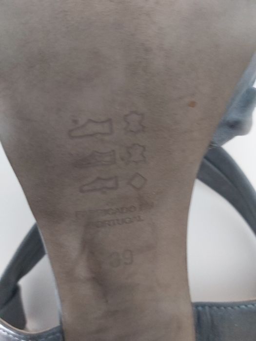 Sandálias em pele Gianna