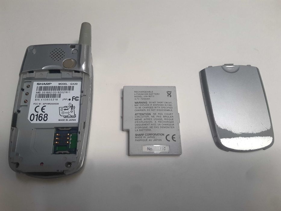 Telemóvel Sharp GX20 com acessórios