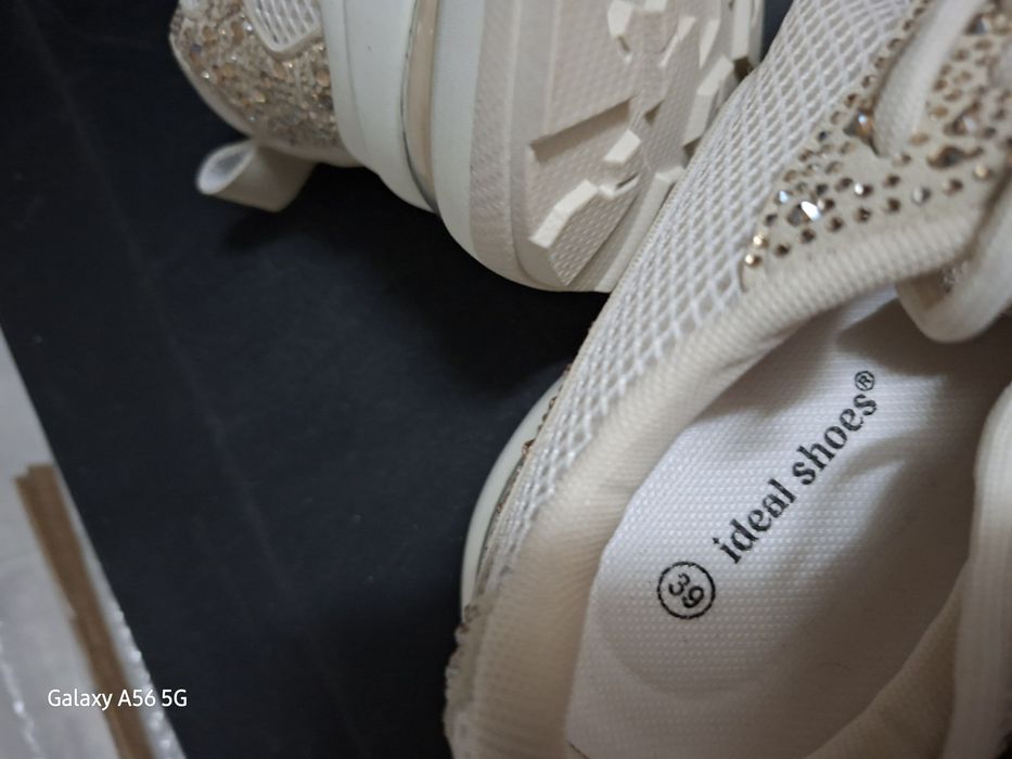 Ténis brancos, de senhora